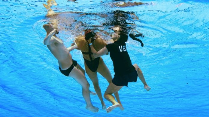 Mendebarkan! Perenang AS pengsan ketika pertandingan lalu jatuh ke dasar kolam, ‘lifeguard’ hanya terkaku!